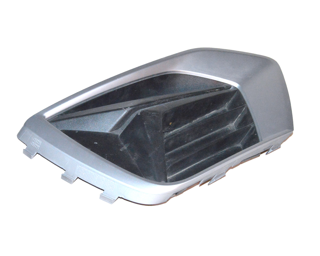 Решетка переднего бампера левая серебристая  AUDI Q3 2018г  83A807671TB2