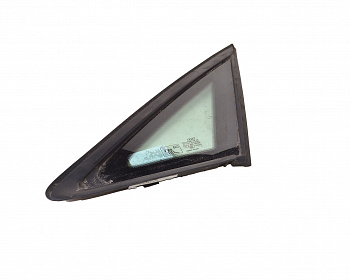 Стекло боковое правое треугольник (форточка) AUDI A3 8V5845300H